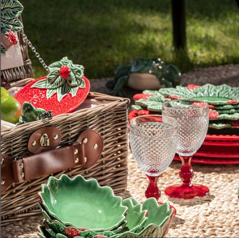 Bordallo Pinheiro Strawberry Plate Medium - Gaudion Furniture